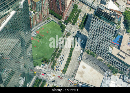 NEW YORK CITY - 10 Luglio: veduta aerea di West Street, Manhattan su luglio 10, 2015 a New York. Manhattan è un importante commerciale, economica e culturale in c Foto Stock