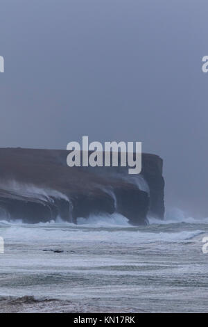 Il mare in tempesta a Marwick Testa, Orkney Foto Stock