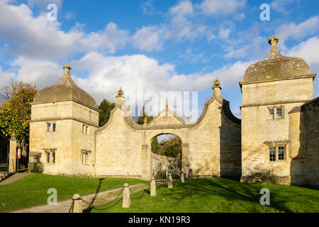 Corpi di guardia parte di Campden House station wagon nello storico villaggio Costwold. Chipping Campden, Gloucestershire, Cotswolds, Inghilterra, Regno Unito, Gran Bretagna Foto Stock