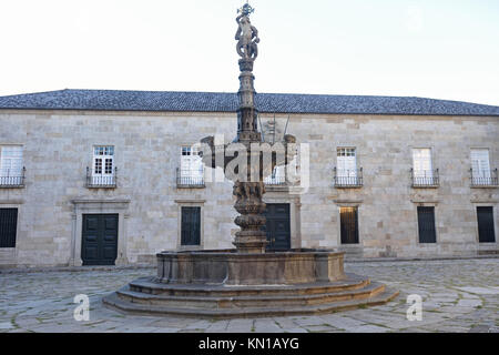 Paco e piazza fontana Castelos a Braga, Portogallo. Foto Stock
