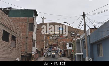 Hillside edifici baraccopoli alla periferia di Lima, Perù Foto Stock