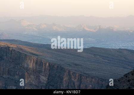 I rilievi montuosi di Oman. Le zone collinari. superfici di roccia naturale e Rocky Mountain wallpaper e sfondo. all'alba o al tramonto tempo sulle montagne. Foto Stock