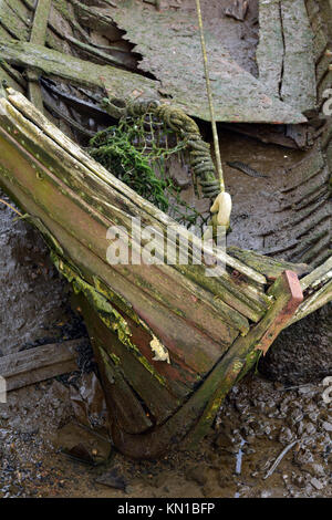 I resti di una vecchia carcassa o nave naufragata giacente nel fango th a bassa marea sul fiume medina in Newport sull'Isola di Wight. Il marcio o marciume. Foto Stock