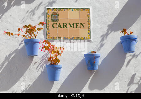 Vasi di fiori blu a parete e nome di strada piastrellata, Calle Carmen, Marbella, Spagna Foto Stock