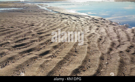 Increspature nella sabbia con sky riflessi nell'acqua. Foto Stock