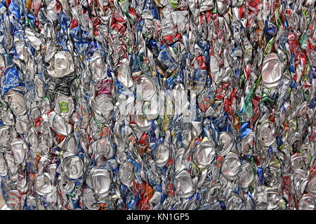 Frantumato compresso in alluminio appiattite soda e lattine di birra per rottami metallici Riciclaggio Foto Stock