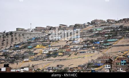 Hillside edifici baraccopoli alla periferia di Lima, Perù Foto Stock