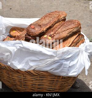 Lima, Perù - Novembre 2nd, 2017: tradizionale Peruviano Pane dei Morti (Pan Wawita), in vendita al di fuori del Parque del Recuerdo cimitero sulla giornata del Foto Stock