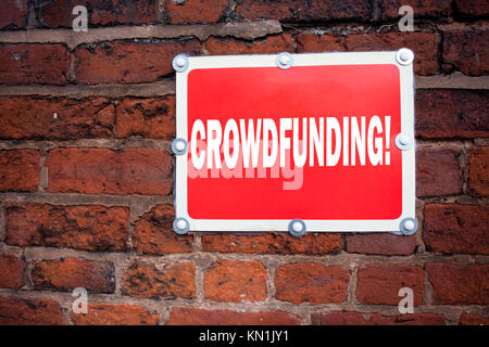 La scrittura a mano didascalia di testo ispirazione mostra Crowdfunding significato il concetto di Business per la raccolta di fondi di finanziamento del progetto scritto sul vecchio annuncio cartello stradale Foto Stock