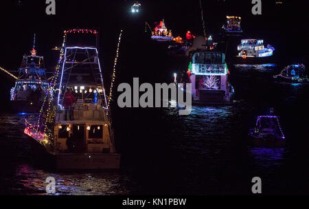 Lantana, Florida, Stati Uniti d'America. L'8 dicembre, 2017. Barche recanti le luci di Natale sono visibile appena dopo il tramonto nel lago vale la pena di Laguna prima dell' inizio della 46th vacanza annuale sfilata di barche in Lantana Fla., il Venerdì, 8 dicembre 2017. Circa 30 imbarcazioni ha partecipato alla sfilata che in scena nel lago vale la pena di laguna e viaggiato verso sud attraverso vie navigabili Intracoastal tutta Lantana, Boynton Beach, e Delray Beach a C-15 canal. Credito: Andres Leiva/Palm Beach post/ZUMA filo/Alamy Live News Foto Stock