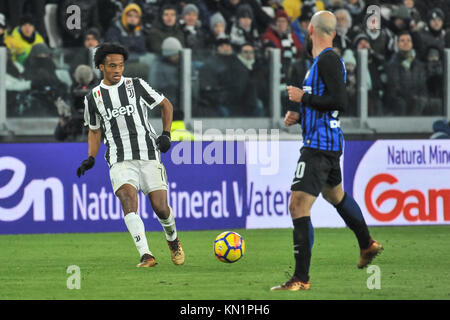 Juan Cuadrado (Juventus FC) durante la serie di una partita di calcio tra Juventus FC ed FC Internazionale Milano presso lo stadio Allianz il 9 dicembre, 2017 a Torino, Italia. Credito: FABIO PETROSINO/Alamy Live News Foto Stock