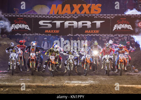 Cracovia in Polonia. Il 9 dicembre, 2017. Piloti iniziano la corsa durante il GP della Polonia SuperEnduro World Championship in Tauron Arena. Credito: Omar Marques/SOPA/ZUMA filo/Alamy Live News Foto Stock