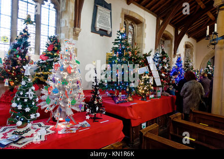 Minster Chiesa, Warminster, Wiltshire, Regno Unito. Il 9 dicembre 2017. Il Minster chiesa di St negare in Church Street, Warminster, Wiltshire, è ornata con 100 alberi di Natale al suo decimo anniversario albero di Natale Festival.© Andrea Harker/Alamy Live News Foto Stock