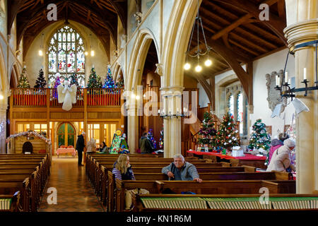 Minster Chiesa, Warminster, Wiltshire, Regno Unito. Il 9 dicembre 2017. Il Minster chiesa di St negare in Church Street, Warminster, Wiltshire, è ornata con 100 alberi di Natale al suo decimo anniversario albero di Natale Festival.© Andrea Harker/Alamy Live News Foto Stock