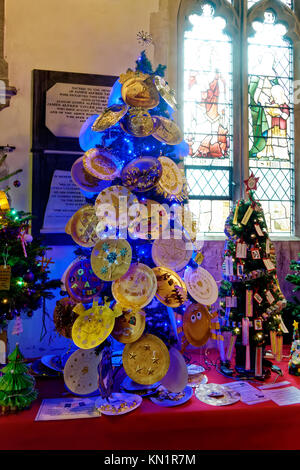 Minster Chiesa, Warminster, Wiltshire, Regno Unito. Il 9 dicembre 2017. Il Minster chiesa di St negare in Church Street, Warminster, Wiltshire, è ornata con 100 alberi di Natale al suo decimo anniversario albero di Natale Festival.© Andrea Harker/Alamy Live News Foto Stock