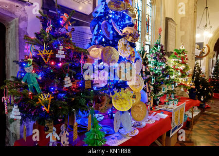 Minster Chiesa, Warminster, Wiltshire, Regno Unito. Il 9 dicembre 2017. Il Minster chiesa di St negare in Church Street, Warminster, Wiltshire, è ornata con 100 alberi di Natale al suo decimo anniversario albero di Natale Festival.© Andrea Harker/Alamy Live News Foto Stock