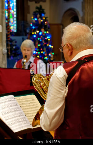 Minster Chiesa, Warminster, Wiltshire, Regno Unito. Il 9 dicembre 2017. Il Minster chiesa di St negare in Church Street, Warminster, Wiltshire, è ornata con 100 alberi di Natale al suo decimo anniversario albero di Natale Festival.© Andrea Harker/Alamy Live News Foto Stock