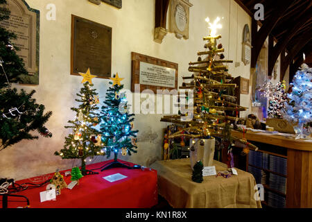 Minster Chiesa, Warminster, Wiltshire, Regno Unito. Il 9 dicembre 2017. Il Minster chiesa di St negare in Church Street, Warminster, Wiltshire, è ornata con 100 alberi di Natale al suo decimo anniversario albero di Natale Festival.© Andrea Harker/Alamy Live News Foto Stock