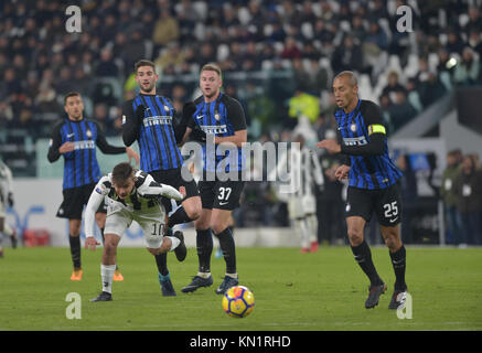 Torino, Italia . 09Dec, 2017. Paulo Dybala (Juventus FC),Milano Skriniar (FC Internazionale), Miranda (FC Internazionale),durante la serie di una partita di calcio tra Juventus FC ed FC Internazionale Milano presso lo stadio Allianz il 09 dicembre, 2017 a Torino, Italia. Credito: Antonio Polia/Alamy Live News Foto Stock