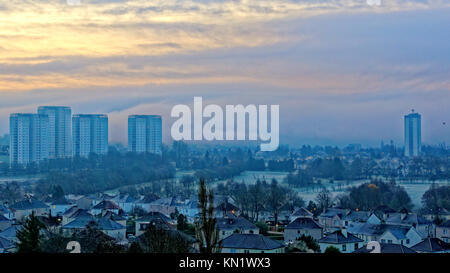 Glasgow, Scotland, Regno Unito 10 dicembre. Meteo REGNO UNITO: Congelamento le temperature di notte causare velatura e bianco verdi su knightswood campo da golf che si avvicina alle torri di Scotstoun. Credito: gerard ferry/Alamy Live News Foto Stock