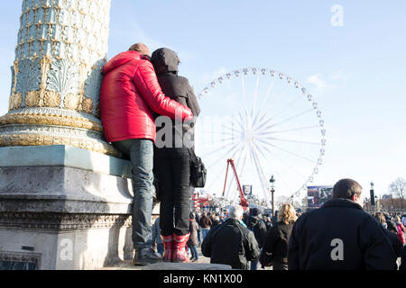 Amore a Parigi presso la concorde di fronte alla ruota panoramica Ferris durante johnny hallydy commemorazione Foto Stock