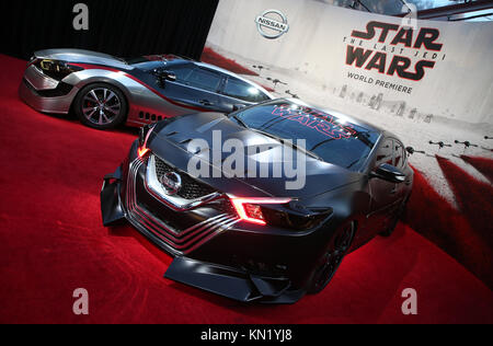 Los Angeles, Ca, Stati Uniti d'America. Il 9 dicembre, 2017. Atmosfera, a Premiere di Disney Pictures e Lucasfilm's "Guerre Stellari: ultimi Jedi' a Shrine Auditorium di Los Angeles, la California il 9 dicembre 2017. Credito: Faye Sadou/media/punzone Alamy Live News Foto Stock