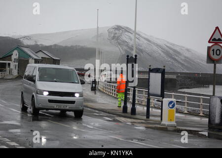 Aberystwyth Wales UK meteo 10 dicembre 2017 una neve bomba colpisce il Galles con Aberystwyth riceve la sua prima neve pesante per anni come in inverno diventa una presa lungo la costa gallese & campagna con più freddo impostato a seguire nei prossimi giorni o così. Credito: mike davies/Alamy Live News Foto Stock