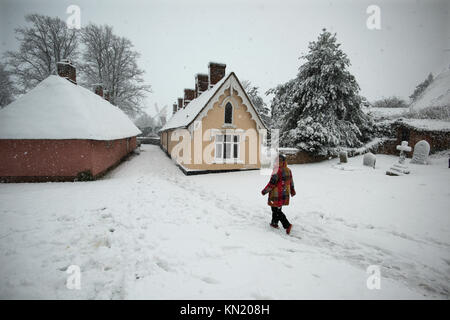 Neve in ufficio Thaxted-Met Maltempo spia di avvertimento color ambra- Essex REGNO UNITO. Decimo Dec, 2017. La neve è scesa durante la notte e attraverso la mattina attraverso parti del Regno Unito a seguito di una 'Met Office Maltempo spia di avvertimento color ambra' come tempesta Caroline trascina in aria fredda dalla Scandinavia come si vede qui nella bellissima città medievale di Thaxted nel nord-ovest dell' Essex in East Anglia, Inghilterra. Gli scuotipaglia sono visibili passando dalla famosa in tutto il mondo del XVII e XVIII secolo gli ospizi di carità e di John Webb il mulino a vento dagli inizi del XIX secolo. Credito: BRIAN HARRIS/Alamy Live News Foto Stock