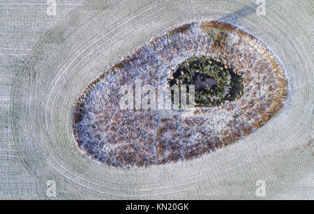 Sieversdorf, Germania. Decimo Dec, 2017. Una coperta di neve campo con un cosiddetto bollitore nella Oder-Spree quartiere vicino Sieversdorf, Germania, 10 dicembre 2017 (antenna shot prese con un drone). Credito: Patrick Pleul/dpa-Zentralbild/dpa/Alamy Live News Foto Stock