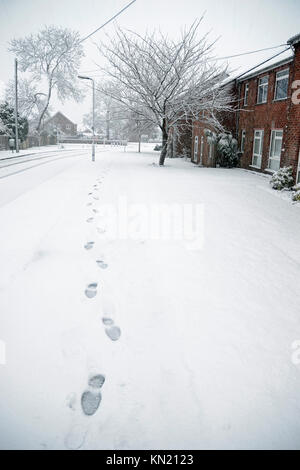 Impronte nella neve. The Retreat, una strada residenziale a Princes Risborough, Buckinghamshire, Regno Unito.