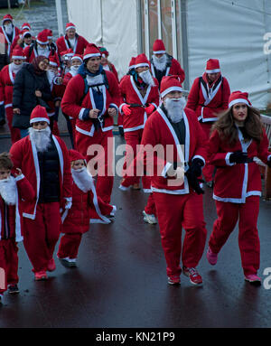 10 dic. 2017. Edinburgh Santa eseguire, a ovest di Princes Street Gardens, Scozia,UK. Condizioni di congelamento dove la temperatura è scesa a meno di sei per tutta la notte. Quando desiderate su una stella, Foto Stock