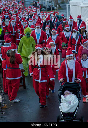 10 dic. 2017. Edinburgh Santa eseguire, a ovest di Princes Street Gardens, Scozia,UK. Condizioni di congelamento dove la temperatura è scesa a meno di sei per tutta la notte. Quando desiderate su una stella, Foto Stock