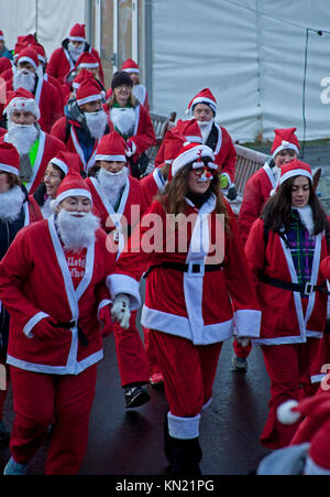 10 dic. 2017. Edinburgh Santa eseguire, a ovest di Princes Street Gardens, Scozia,UK. Condizioni di congelamento dove la temperatura è scesa a meno di sei per tutta la notte. Quando desiderate su una stella, Foto Stock