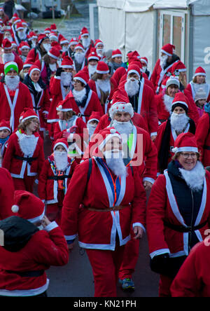 10 dic. 2017. Edinburgh Santa eseguire, a ovest di Princes Street Gardens, Scozia,UK. Condizioni di congelamento dove la temperatura è scesa a meno di sei per tutta la notte. Quando desiderate su una stella, Foto Stock