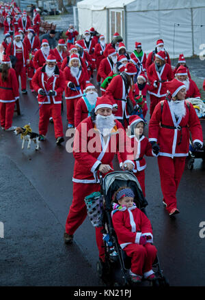 10 dic. 2017. Edinburgh Santa eseguire, a ovest di Princes Street Gardens, Scozia,UK. Condizioni di congelamento dove la temperatura è scesa a meno di sei per tutta la notte. Quando desiderate su una stella, Foto Stock