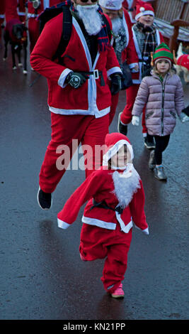 10 dic. 2017. Edinburgh Santa eseguire, a ovest di Princes Street Gardens, Scozia,UK. Condizioni di congelamento dove la temperatura è scesa a meno di sei per tutta la notte. Quando desiderate su una stella, Foto Stock