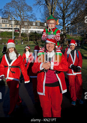 10 dic. 2017. Edinburgh Santa eseguire, a ovest di Princes Street Gardens, Scozia,UK. Condizioni di congelamento dove la temperatura è scesa a meno di sei per tutta la notte. Quando desiderate su una stella, Foto Stock