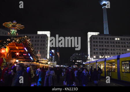Berlino, Germania. 09Dec, 2017. Mercatino di Natale presso la Alexanderplatz di Berlino in Germania Credito: Markku Rainer Peltonen/Alamy Live News Foto Stock