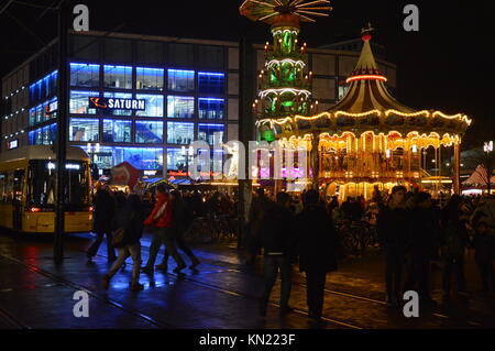 Berlino, Germania. 09Dec, 2017. Mercatino di Natale presso la Alexanderplatz di Berlino in Germania Credito: Markku Rainer Peltonen/Alamy Live News Foto Stock