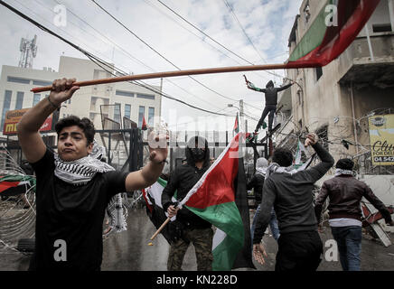 Beirut, Libano. Decimo Dec, 2017. dpatop - palestinesi si scontrano con libanese le forze di sicurezza nel corso di una protesta presso l ambasciata degli Stati Uniti in Awkar, fuori Beirut, 10 dicembre 2017. Scontri scoppiati nel corso di una protesta contro il US-Presidente Trump per la decisione di riconoscere Gerusalemme come capitale di Israele. Foto: Marwan Naami/dpa Credito: dpa picture alliance/Alamy Live News Foto Stock