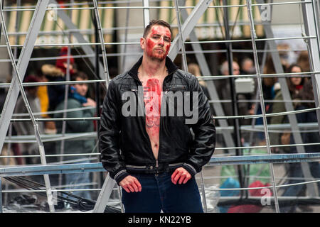 Madrid, Spagna. Decimo Dec, 2017. Un attivista di pro-diritti degli animali gruppo "Gladiadores por la paz' (gladiatori per la pace) esecuzione di una sfilata di moda coperto con finto sangue, per protestare contro l'impiego di animali da pelliccia industria, a Madrid, Spagna. Credito: Marcos del Mazo/Alamy Live News Foto Stock