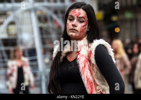 Madrid, Spagna. Decimo Dec, 2017. Un attivista di pro-diritti degli animali gruppo "Gladiadores por la paz' (gladiatori per la pace) esecuzione di una sfilata di moda coperto con finto sangue, per protestare contro l'impiego di animali da pelliccia industria, a Madrid, Spagna. Credito: Marcos del Mazo/Alamy Live News Foto Stock