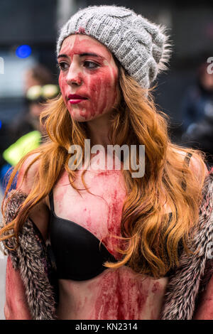 Madrid, Spagna. Decimo Dec, 2017. Un attivista di pro-diritti degli animali gruppo "Gladiadores por la paz' (gladiatori per la pace) esecuzione di una sfilata di moda coperto con finto sangue, per protestare contro l'impiego di animali da pelliccia industria, a Madrid, Spagna. Credito: Marcos del Mazo/Alamy Live News Foto Stock