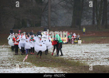 Knutsford, Regno Unito. Decimo Dec, 2017. Due Elfi salutare vicenda al Yule Yomp 10k eseguire con proventi andando per le associazioni di beneficenza locali, Tatton Cheshire,10 dicembre 2017 (C)Barbara Cook/Alamy Live News Credito: Barbara Cook/Alamy Live News Foto Stock