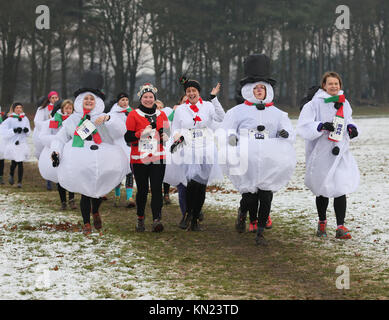 Knutsford, Regno Unito. Decimo Dec, 2017. Guide di scorrimento in veste di neve di persone per la Yule Yomp 10k eseguire con proventi andando per le associazioni di beneficenza locali, Tatton Cheshire,10 dicembre 2017 (C)Barbara Cook/Alamy Live News Credito: Barbara Cook/Alamy Live News Foto Stock