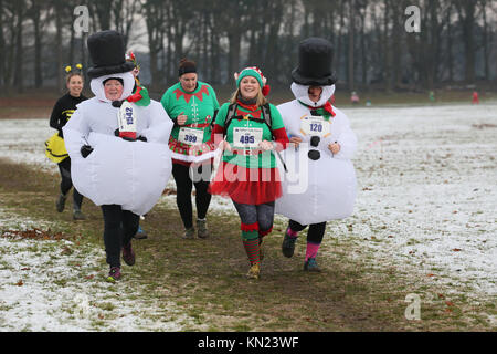 Knutsford, Regno Unito. Decimo Dec, 2017. Le persone che eseguono per la Yule Yomp 10k eseguire con proventi andando per le associazioni di beneficenza locali, Tatton Cheshire,10 dicembre 2017 (C)Barbara Cook/Alamy Live News Credito: Barbara Cook/Alamy Live News Foto Stock