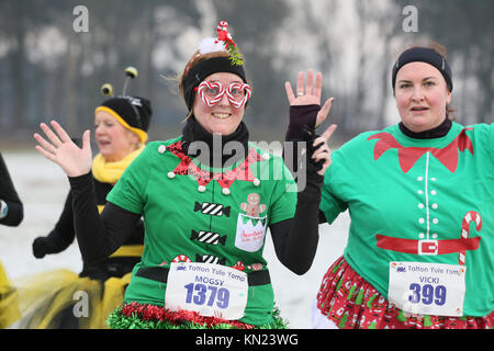 Knutsford, Regno Unito. Decimo Dec, 2017. Le donne in esecuzione il Yule Yomp 10k eseguire con proventi andando per le associazioni di beneficenza locali, Tatton Cheshire,10 dicembre 2017 (C)Barbara Cook/Alamy Live News Credito: Barbara Cook/Alamy Live News Foto Stock