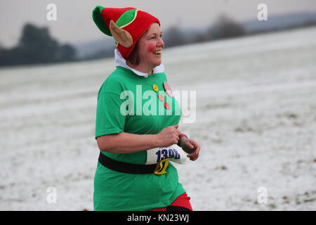 Knutsford, Regno Unito. Decimo Dec, 2017. Un elfo in tutta coperta di neve la terra sulla Yule Yomp 10k eseguire con proventi andando per le associazioni di beneficenza locali, Tatton Cheshire,10 dicembre 2017 (C)Barbara Cook/Alamy Live News Credito: Barbara Cook/Alamy Live News Foto Stock