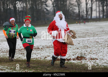 Knutsford, Regno Unito. Decimo Dec, 2017. Santa e il suo Elf il i costumi indossati dai partecipanti in Yule Yomp 10k eseguire con proventi andando per le associazioni di beneficenza locali, Tatton Cheshire,10 dicembre 2017 (C)Barbara Cook/Alamy Live News Credito: Barbara Cook/Alamy Live News Foto Stock