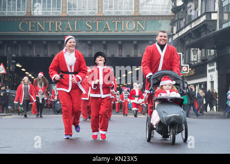 Glasgow, Scotland, Regno Unito - 10 dicembre 2017: Regno Unito meteo - migliaia di Babbo Natale brave di temperature ben al di sotto di zero in un freddo giorno di Glasgow e la raccolta di fondi per beneficenza presso la Glasgow Santa Dash Credito: Kay Roxby/Alamy Live News Foto Stock